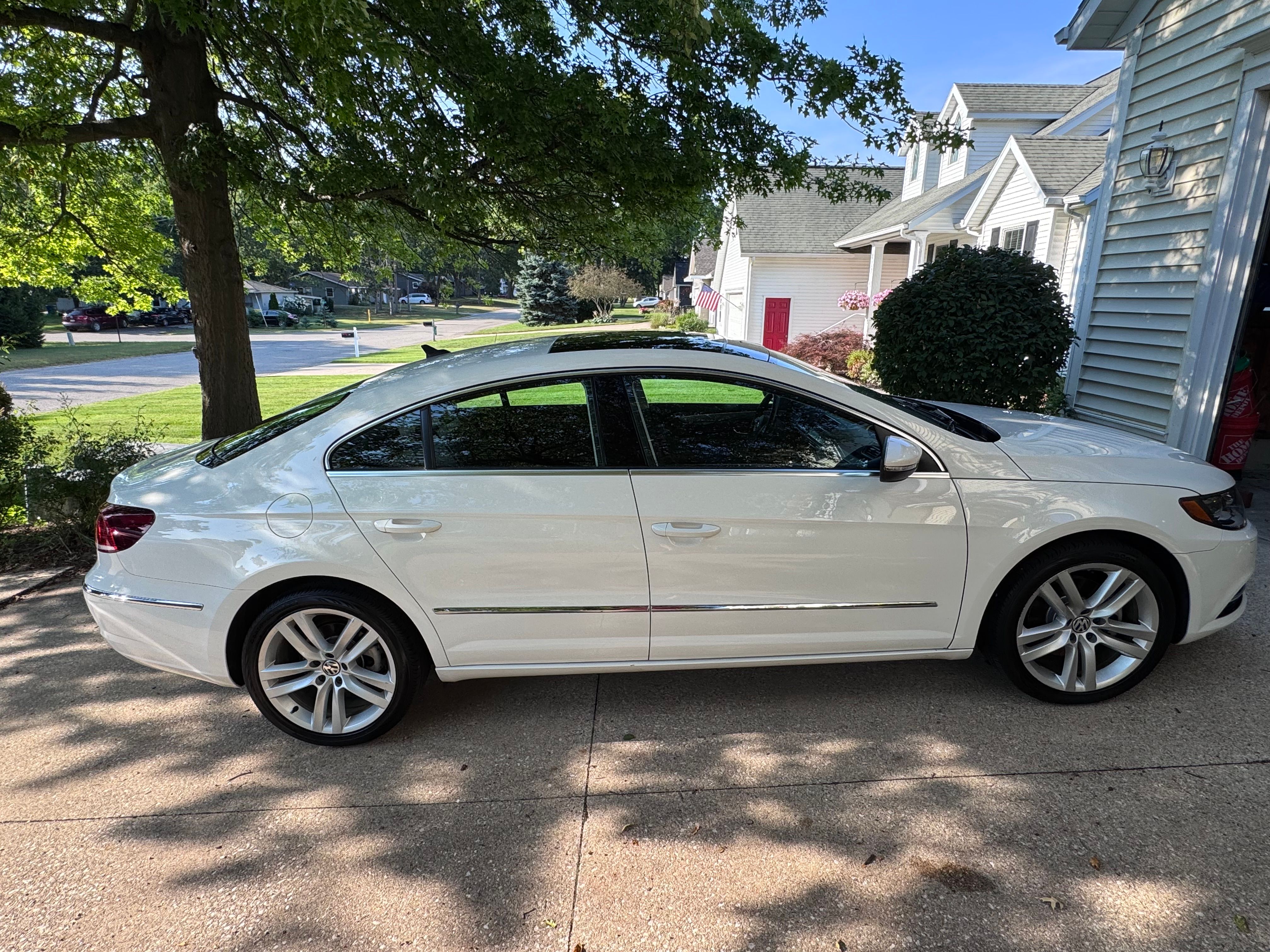 Used 2013 Volkswagen CC Lux FWD image 2
