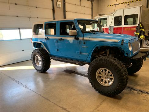 Used 2017 Jeep Wrangler Unlimited Sahara w/ Quick Order Package 23E Chief AWD/4WD image 9