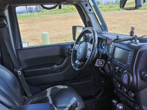 Used 2017 Jeep Wrangler Unlimited Sahara image 14