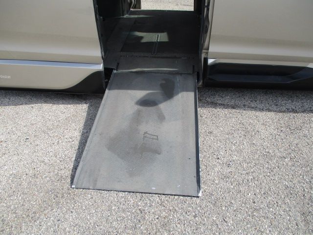 Used 2015 Toyota Sienna XLE FWD image 2