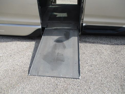 Used 2015 Toyota Sienna XLE FWD image 2