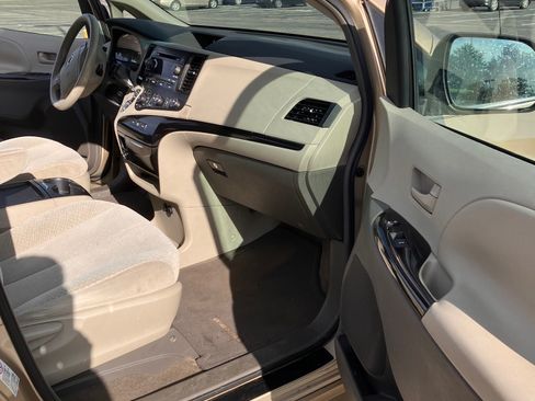 Used 2011 Toyota Sienna LE w/ Towing Pkg FWD image 6