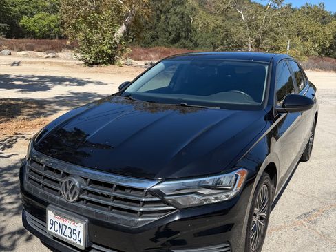 Used 2019 Volkswagen Jetta SE w/ Cold Weather Package FWD image 2