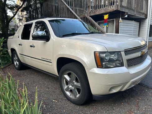 Used 2013 Chevrolet Avalanche LTZ AWD/4WD image 10