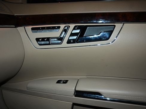 Used 2013 Mercedes-Benz S 550 image 24