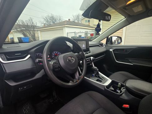 Used 2019 Toyota RAV4 LE image 4