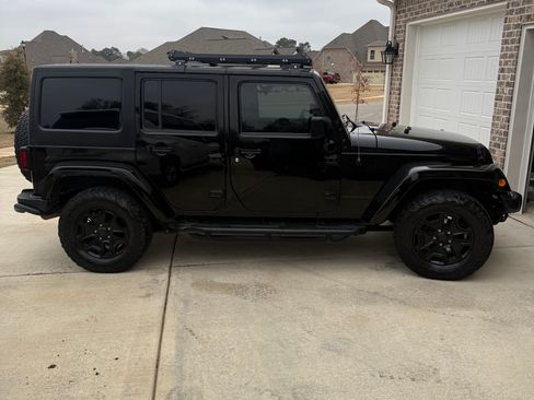 Used 2016 Jeep Wrangler Unlimited Sahara image 2