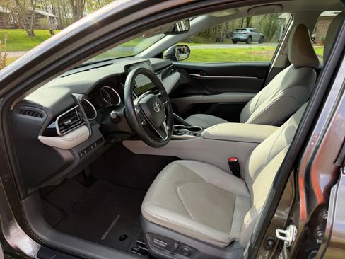 Used 2021 Toyota Camry XLE image 9