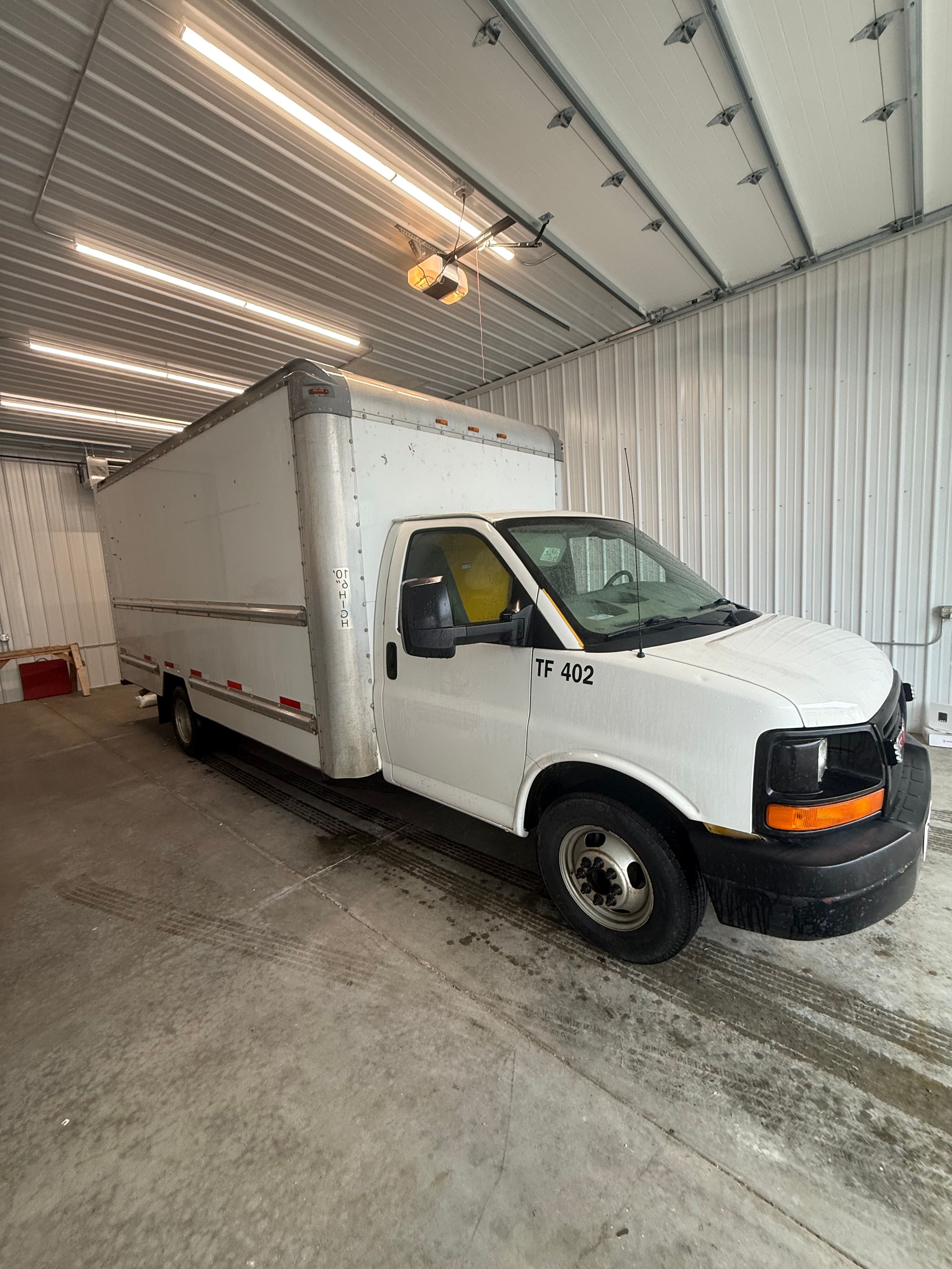 Used 2010 GMC Savana 3500 Extended RWD image 2