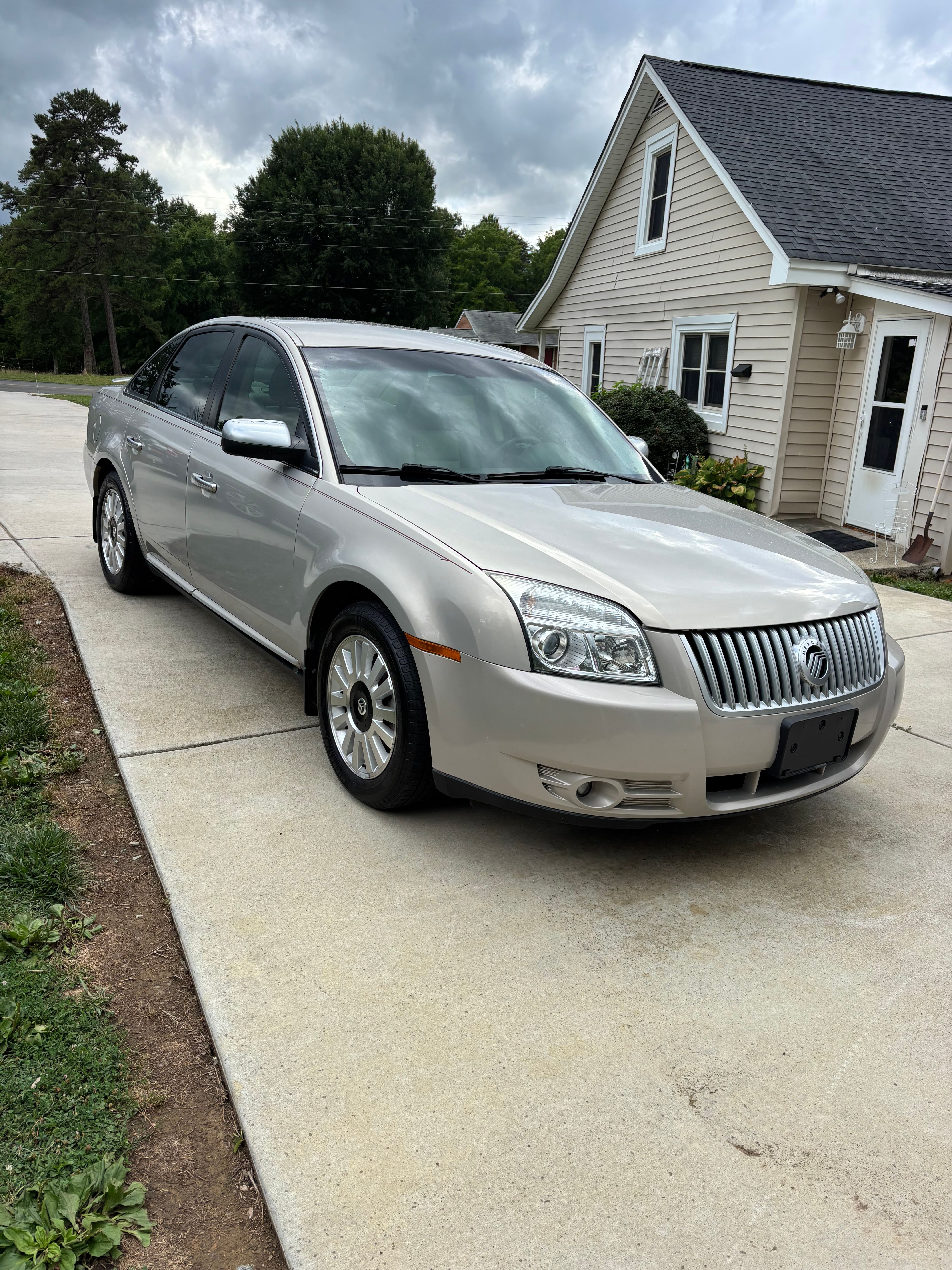 Used 2009 Mercury Sable Sedan FWD image 2