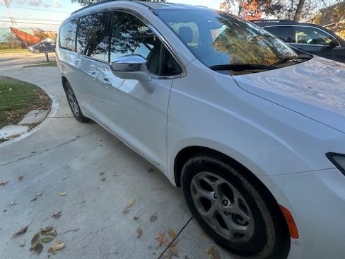 Used 2022 Chrysler Pacifica Limited image 10