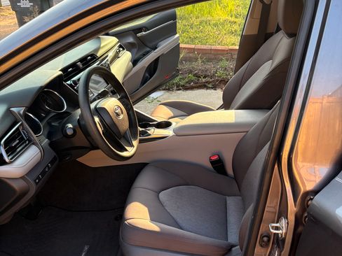 Used 2020 Toyota Camry LE FWD image 11