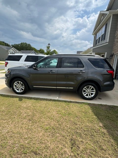 Used 2017 Ford Explorer XLT w/ Equipment Group 202A FWD image 2