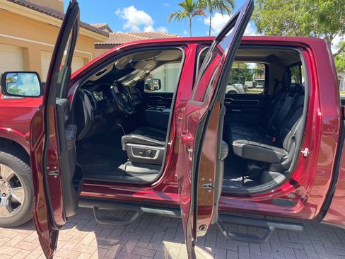 Used 2019 RAM 1500 Laramie AWD/4WD image 10