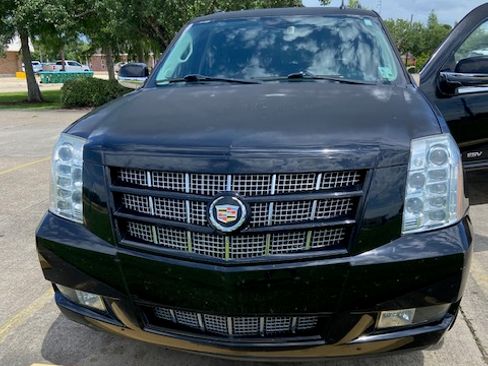 Used 2013 Cadillac Escalade ESV Premium RWD image 1