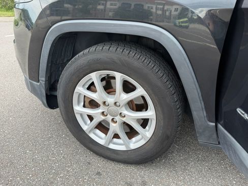 Used 2014 Jeep Cherokee Sport FWD image 12