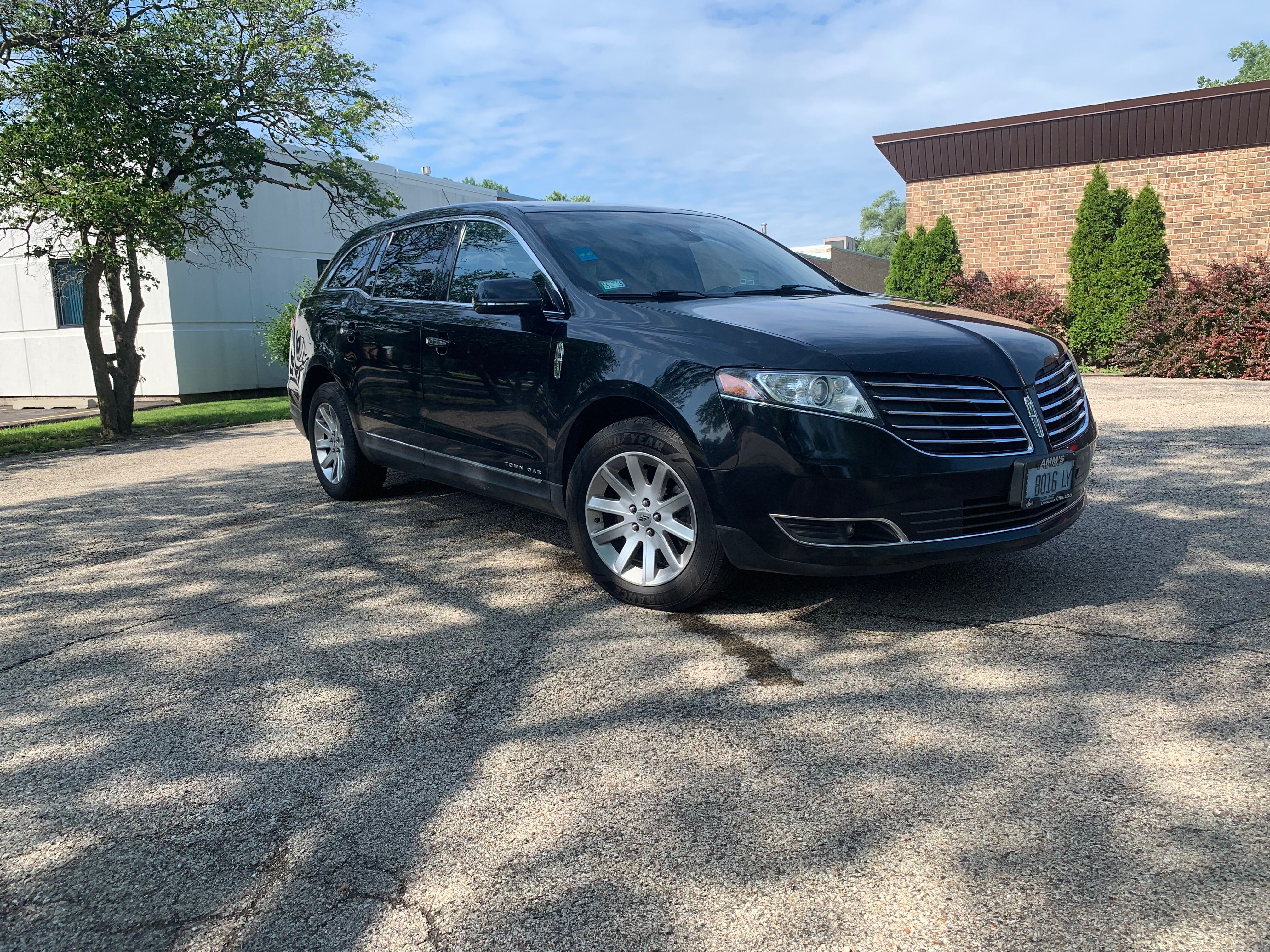Used 2018 Lincoln MKT AWD image 1