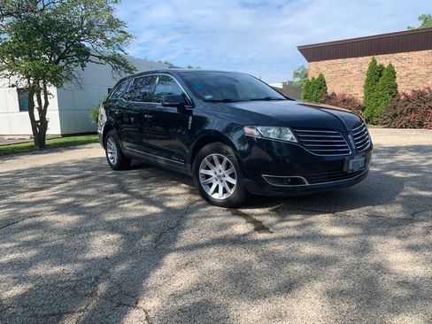 Used 2018 Lincoln MKT AWD image 1