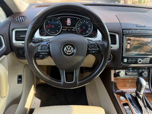 Used 2016 Volkswagen Touareg TDI image 14