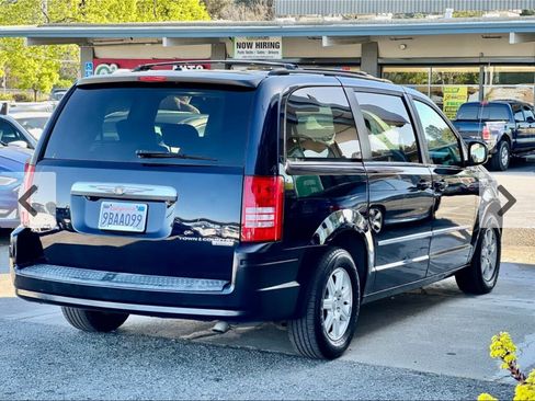 Used 2010 Chrysler Town & Country Touring Plus image 5