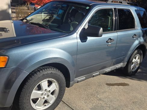Used 2011 Ford Escape XLT w/ Cargo Pkg image 2