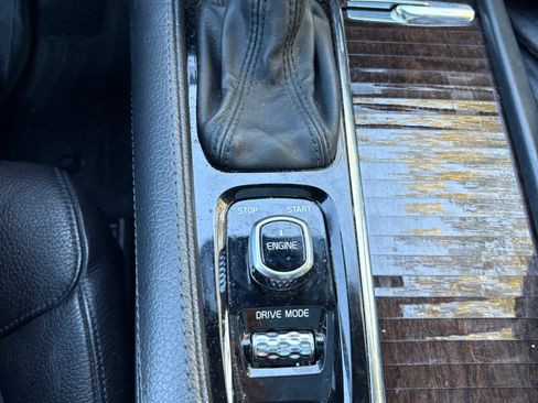 Used 2017 Volvo XC90 T6 Momentum w/ Vision Package image 11