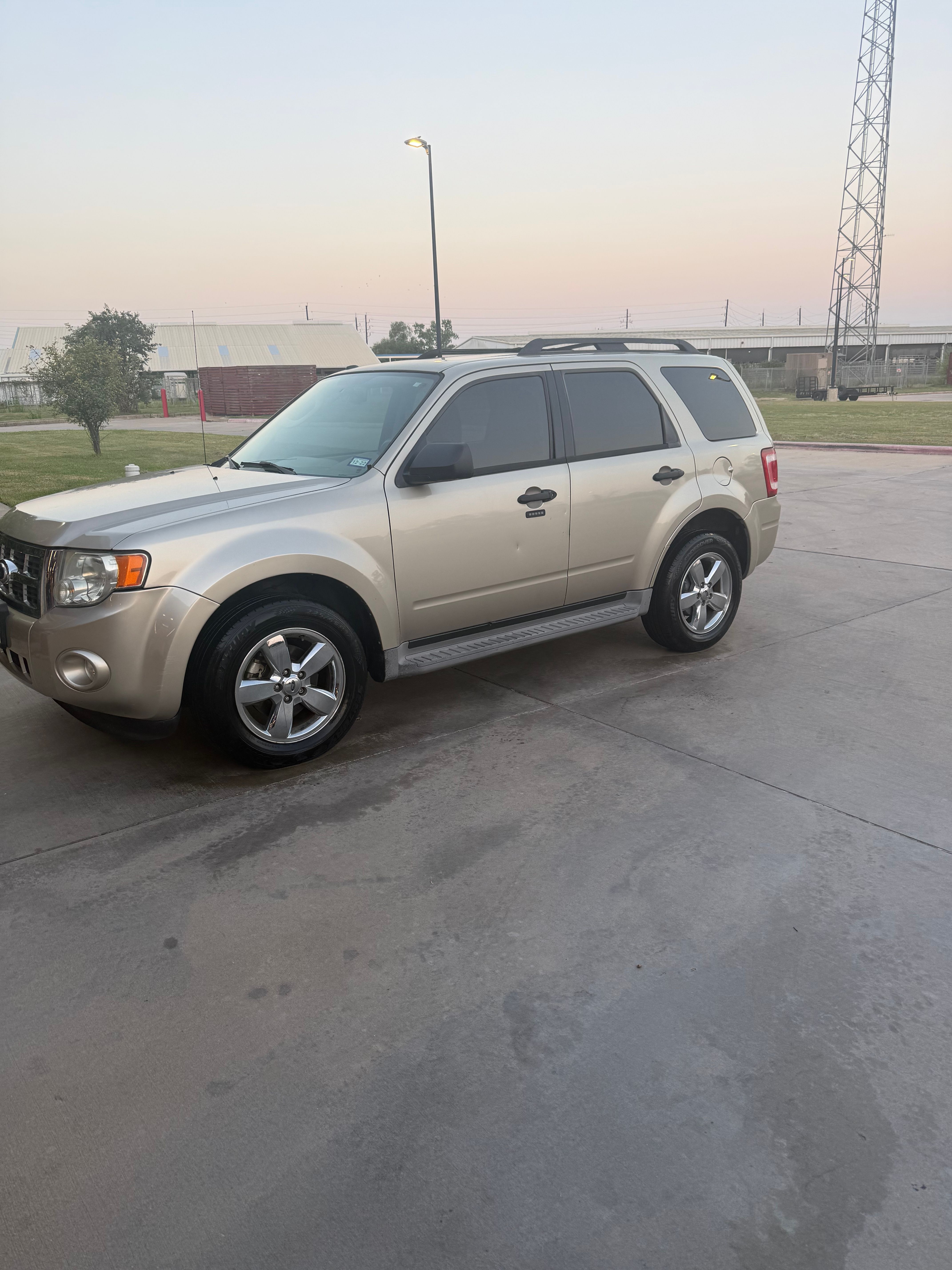 Used 2010 Ford Escape XLT FWD image 1