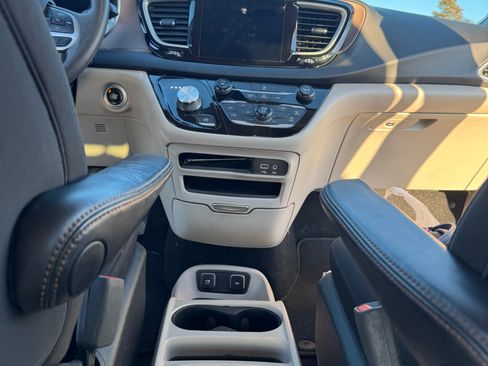 Used 2017 Chrysler Pacifica Touring image 6