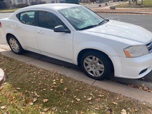 Used 2014 Dodge Avenger SE image 1