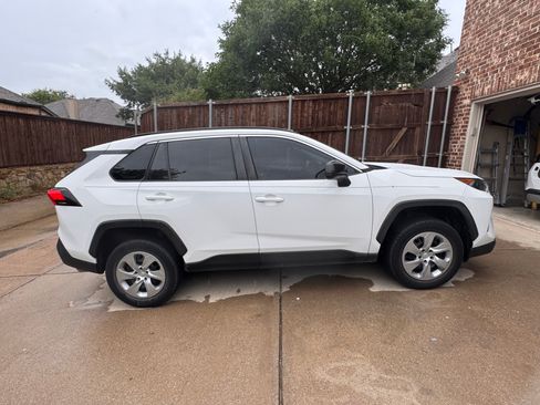 Used 2020 Toyota RAV4 LE AWD/4WD image 2