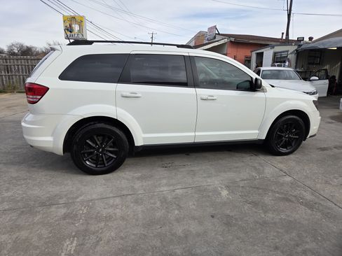 Used 2020 Dodge Journey SE w/ SE Popular Equipment Group image 2