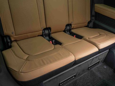 Used 2025 Land Rover Defender 130 V8 image 28