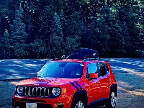 Used 2019 Jeep Renegade Latitude FWD image 2