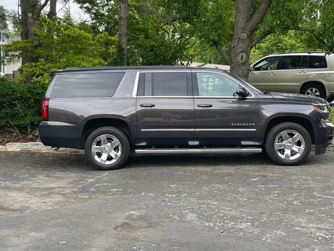 Used 2018 Chevrolet Suburban LT w/ LT Signature Package image 4