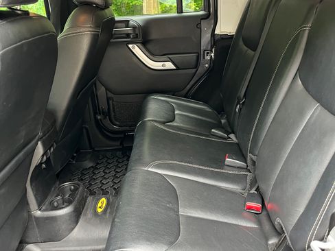 Used 2016 Jeep Wrangler Unlimited Sahara AWD/4WD image 8