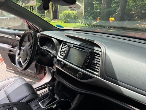 Used 2019 Toyota Highlander XLE AWD/4WD image 13