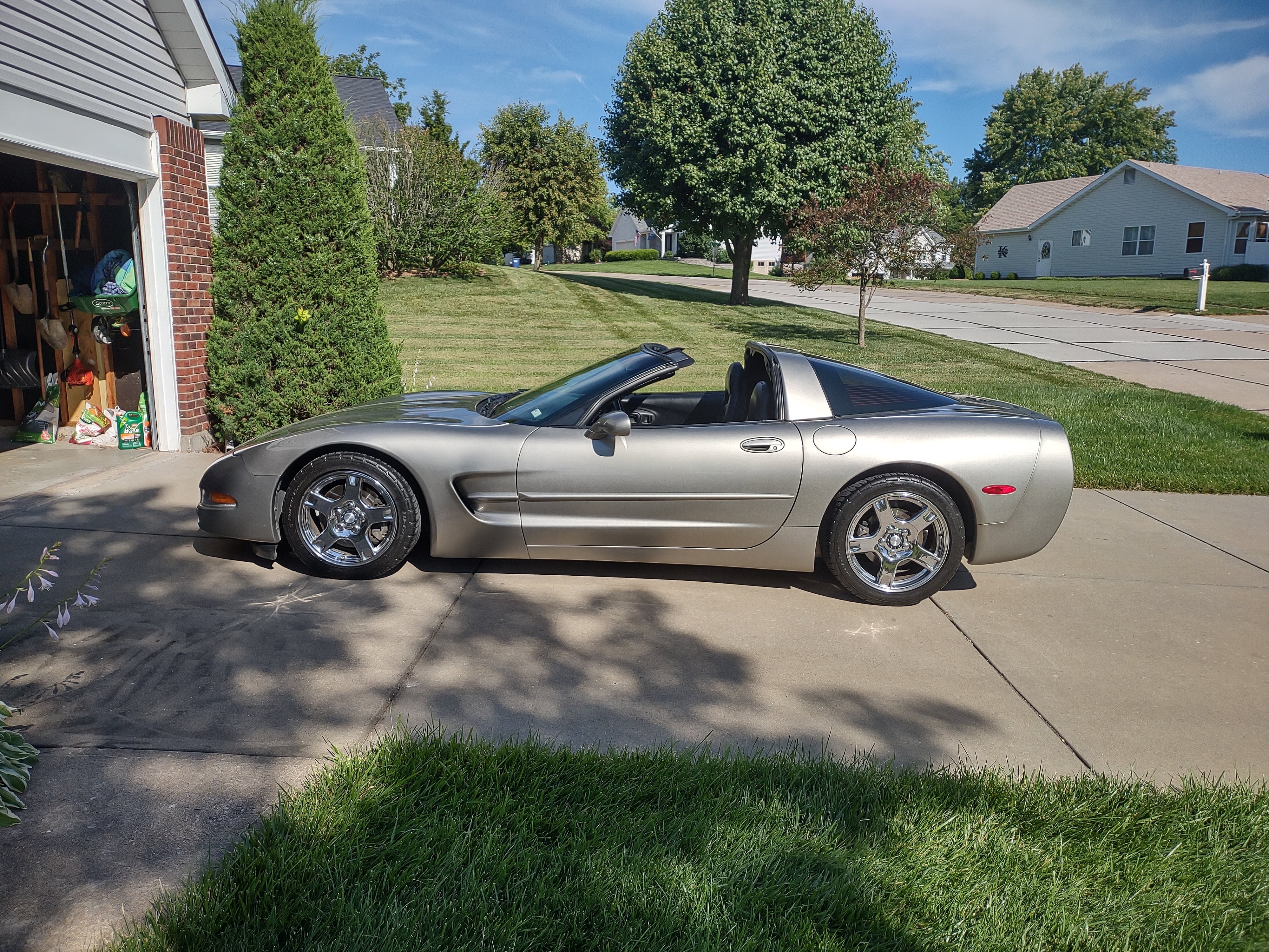 Used 1999 Chevrolet Corvette Coupe w/ Memory Pkg RWD image 4