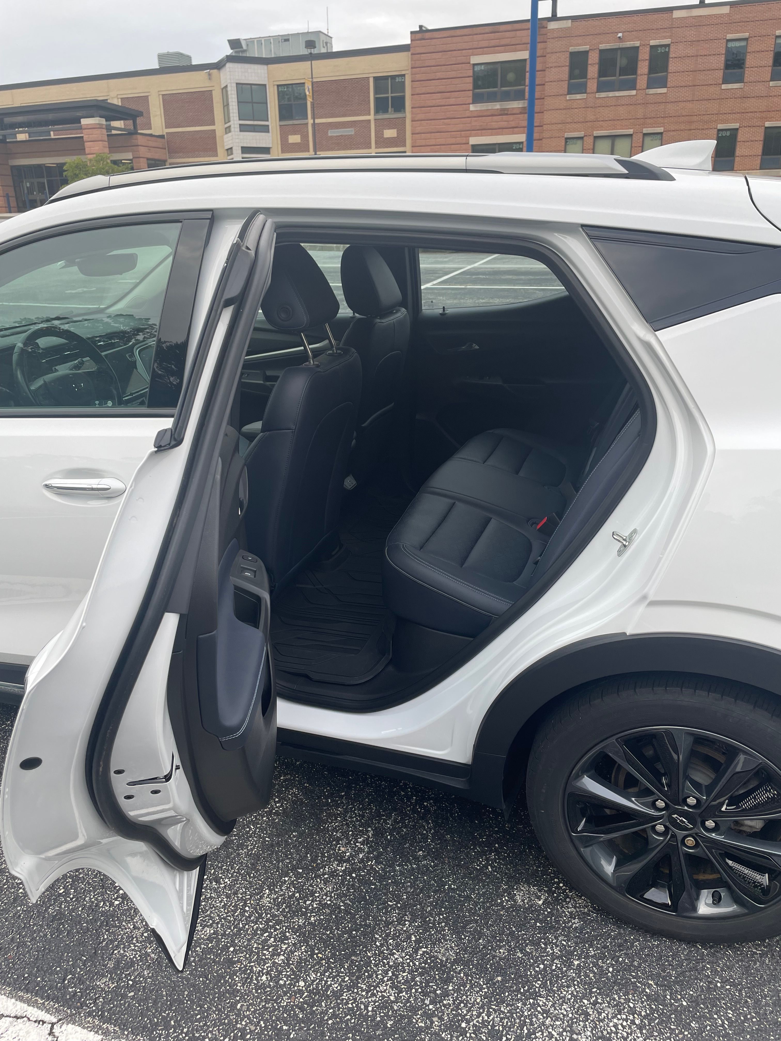 Used 2022 Chevrolet Bolt EUV Premier w/ Launch Edition FWD image 5