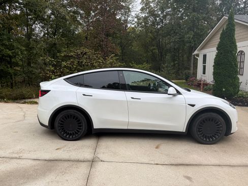 Used 2021 Tesla Model Y Long Range image 5