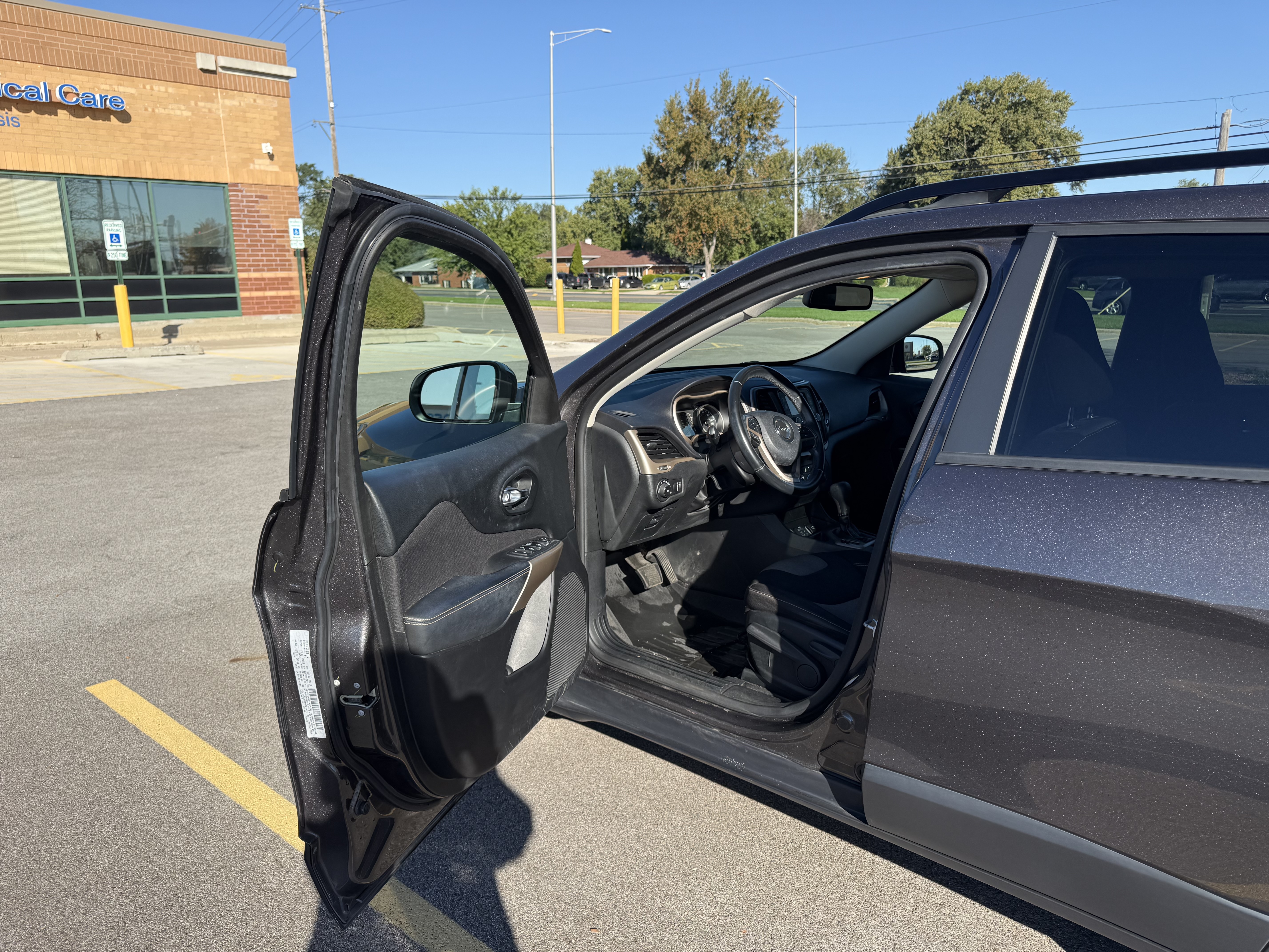 Used 2018 Jeep Cherokee Latitude w/ Altitude Package FWD image 16