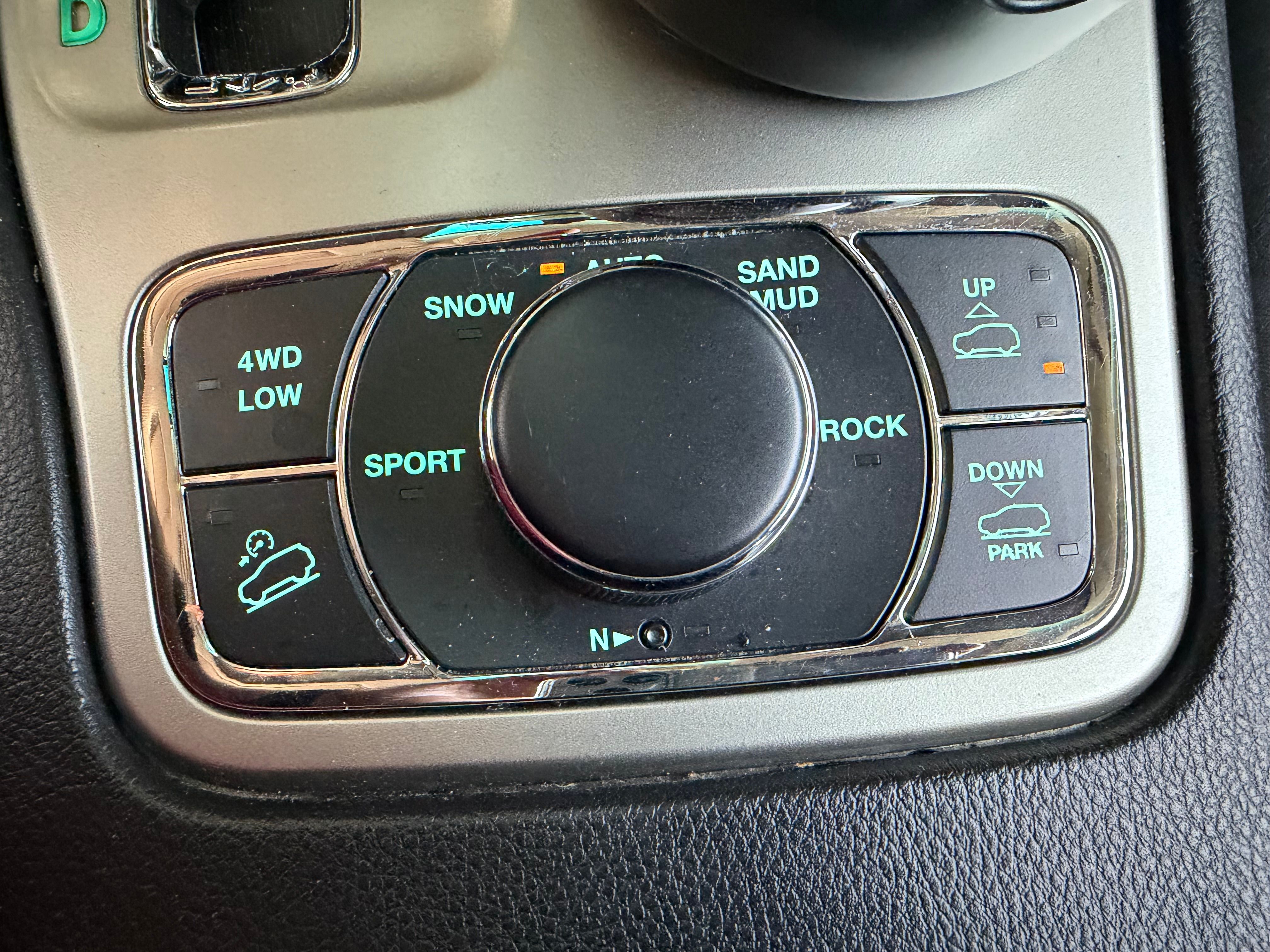 Used 2012 Jeep Grand Cherokee Overland AWD/4WD image 17
