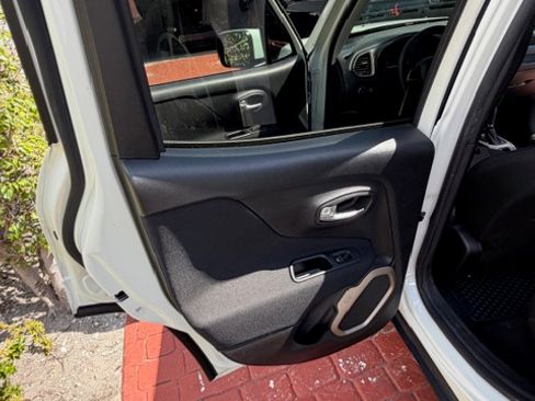 Used 2016 Jeep Renegade Latitude w/ Cold Weather Group AWD/4WD image 15