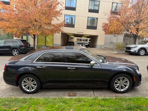 Used 2016 Chrysler 300 C image 4