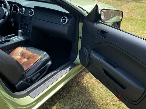 Used 2005 Ford Mustang GT Premium image 14