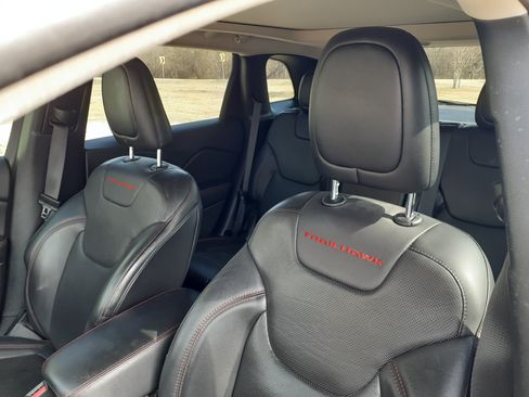 Used 2018 Jeep Cherokee Trailhawk w/ Quick Order Package 27L image 9