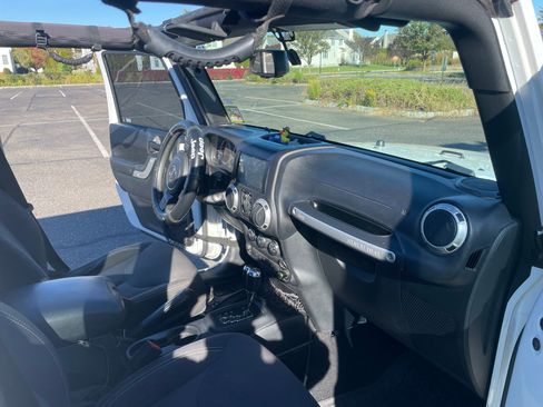 Used 2016 Jeep Wrangler Unlimited Sahara w/ Connectivity Group image 7