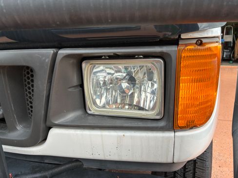 Used 2004 Ford E-350 and Econoline 350 Extended Super Duty RWD image 6