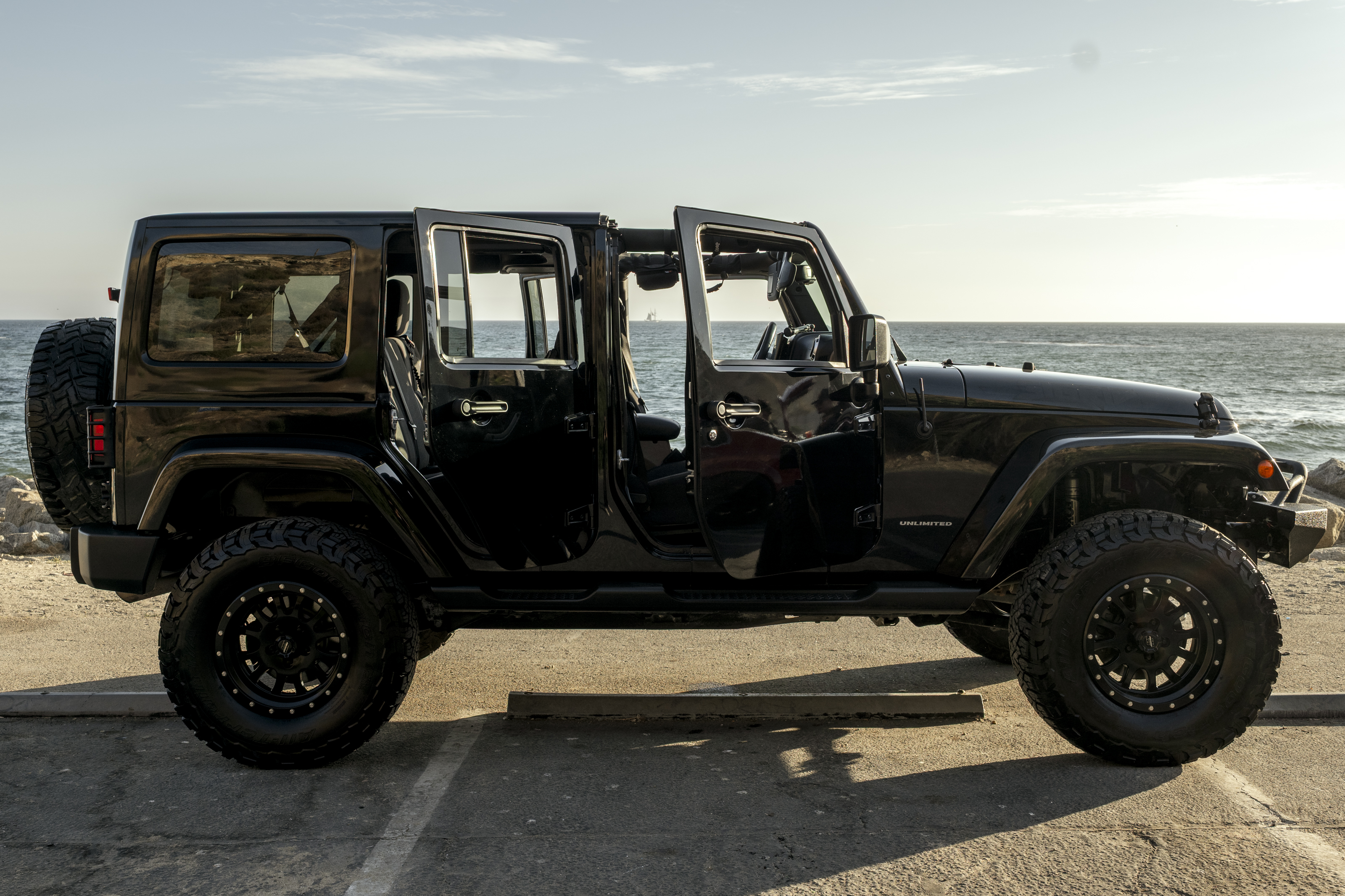 Used 2015 Jeep Wrangler Unlimited Sahara w/ Connectivity Group AWD/4WD image 9