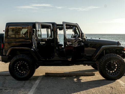 Used 2015 Jeep Wrangler Unlimited Sahara w/ Connectivity Group AWD/4WD image 9