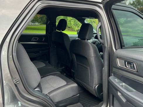 Used 2018 Ford Explorer XLT w/ Equipment Group 201A AWD/4WD image 17